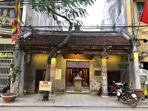 đền quang đế trên phố hàng buồm