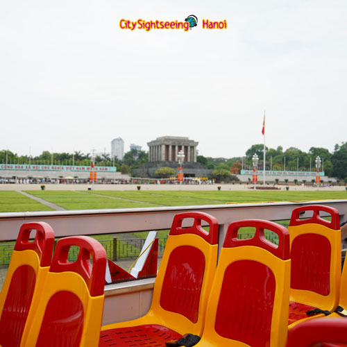 xe bus đi qua lăng b&aacute;c